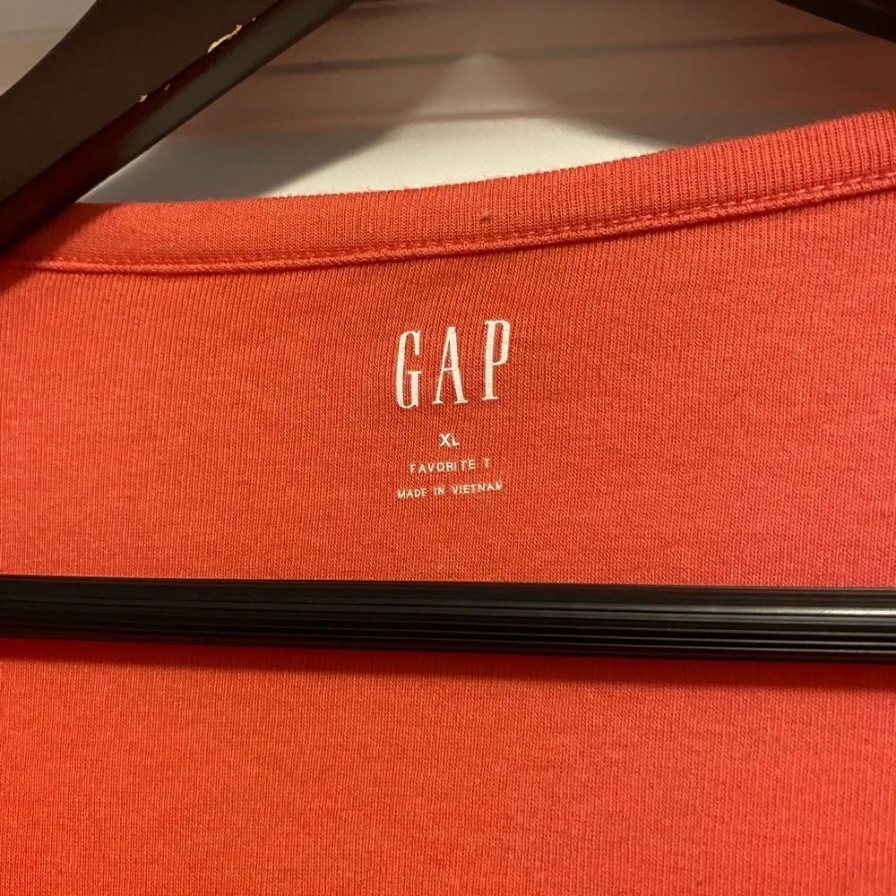 GAP Women's Coral Button-Detail Tee - Picture 4 of 4